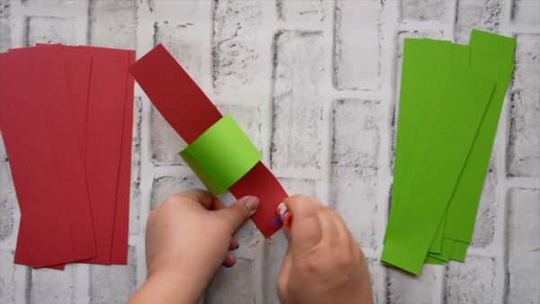Paper Chain Christmas Wreath - Image 4