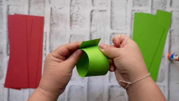 Paper Chain Christmas Wreath - Image 3