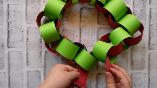 Paper Chain Christmas Wreath - Image 5